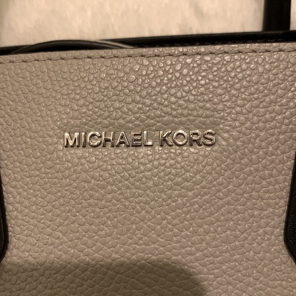 Michael Kors satchel/crossbody gray with black handles and white accordion sides - Picture 5 of 9